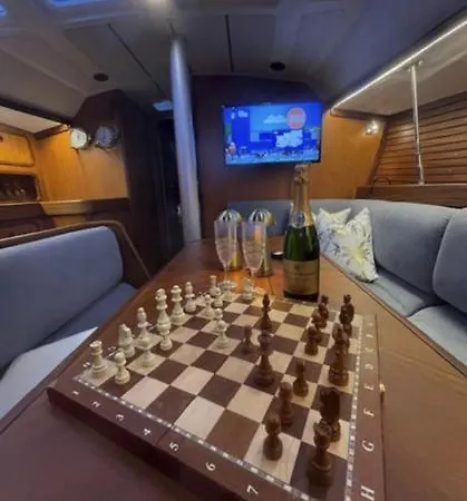 Seilbat 39 Fot I Sentrum Med Hotellkomfort For 6 Pers