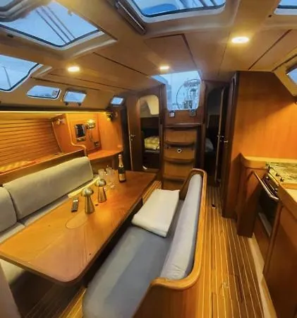 Seilbat 39 Fot I Sentrum Med Hotellkomfort For 6 Pers Botel