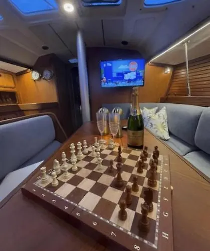 Seilbat 39 Fot I Sentrum Med Hotellkomfort For 6 Pers