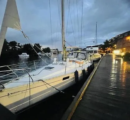 Seilbat 39 Fot I Sentrum Med Hotellkomfort For 6 Pers ספינת מלון